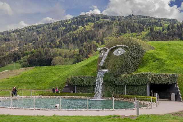 Swarovski Kristallwelten ve Wattens autem: Obr, krystalový dóm a parkování