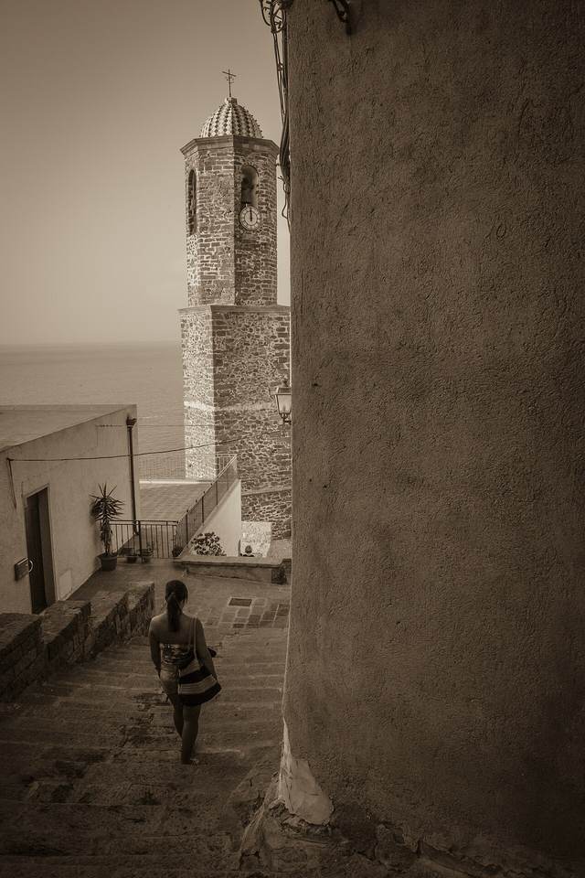 Castelsardo: středověký hrad na ostrohu a košíky z palmy, které vidíte všude