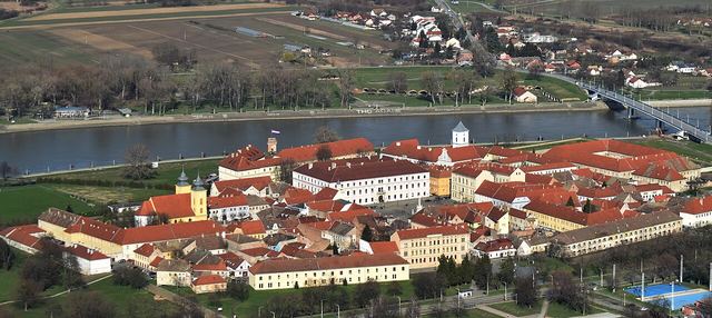 Slavonie a Baranja autem: východní Chorvatsko bez moře — barokní pevnost, mokřady plné ptáků a víno na Dunaji