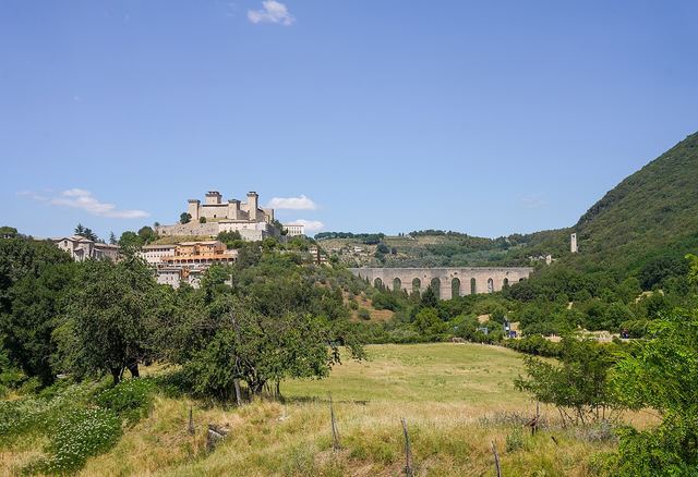 Spoleto v Umbrii: most o deseti obloucích, hrad nad městem a dóm s freskami Lippiho