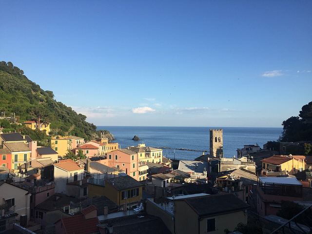 Monterosso al Mare: jediná velká pláž Cinque Terre, citrony a obr v útesu