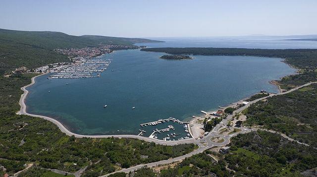 Punat na Krku: chráněná zátoka, velká marina a klášterní ostrůvek Košljun