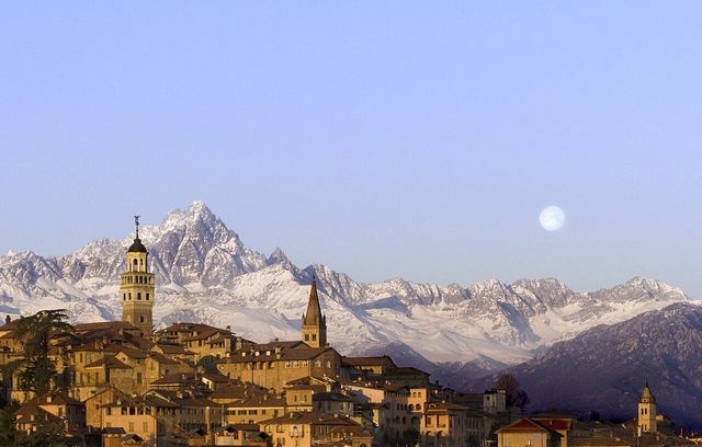Saluzzo v Piemontu: středověké markrabství, Castiglia a výhled na Monviso