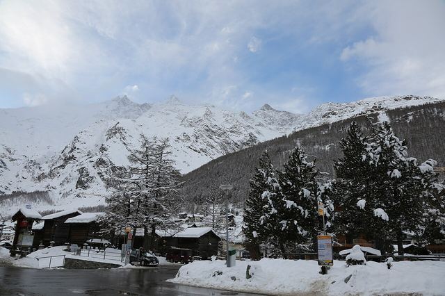 Saas-Fee autem: perla Alp bez aut, ledovec Fee a kde nechat dodávku