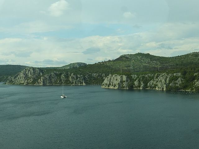 Pirovac: klidné město u zálivu a Vransko jezero za rohem