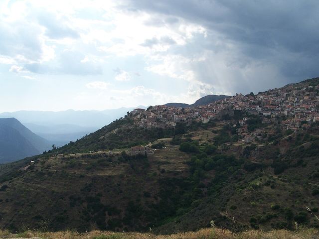 Arachova autem: lyžařské městečko nad Delfami, sýr a serpentiny Parnasu