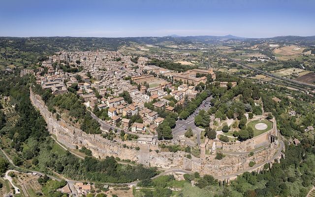 Orvieto: město na tufové skále, gotický dóm a studna jako podzemní katedrála