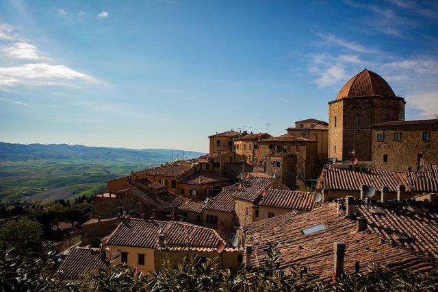 Volterra: etruská brána, alabastr a město na kopci, kam autem nezajedete