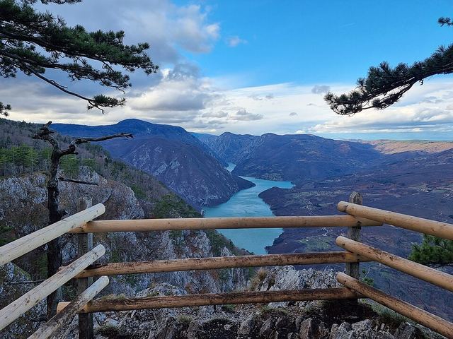 Národní park Tara: kaňon Driny, vyhlídka Banjská stena a domek na skále