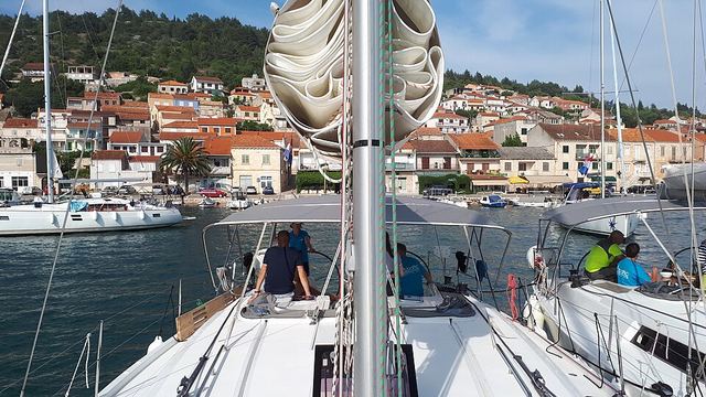 Vela Luka: velký přístav Korčuly, Vela spila a ostrov Proizd