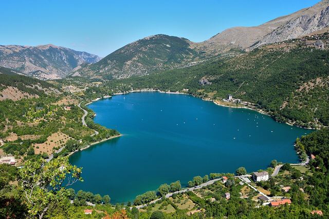 Scanno: jezero ve tvaru srdce, černé kroje a stříbrný šperk presentosa