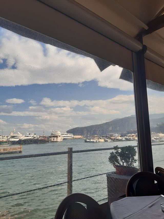 Sorrento: město na útesech nad Neapolským zálivem, citrony a brána k Amalfi