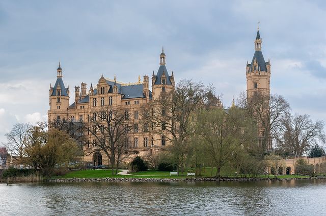 Schwerin: pohádkový zámek na jezeře, „Neuschwanstein severu" a kde nechat auto