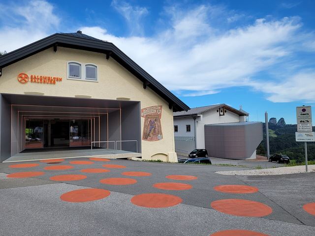 Solný důl Hallein–Dürrnberg: tobogán do hory, podzemní jezero a bílé zlato Salzburgu — vstupné a kde zaparkovat