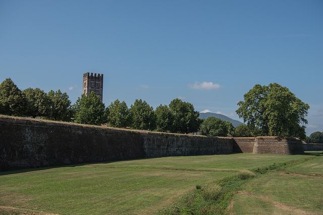 Lucca: město za hradbami, po kterých se dnes jezdí na kole