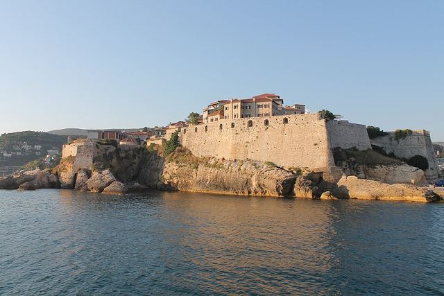 Ulcinj: pirátské hnízdo na skále, dvanáctikilometrová pláž z černého písku a sirná pláž jen pro ženy