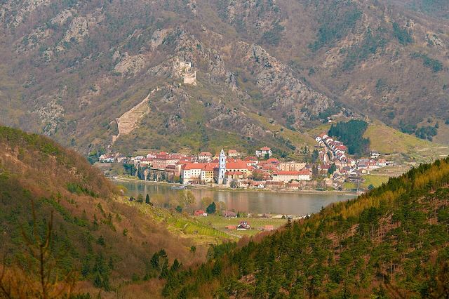 Dürnstein ve Wachau autem: modrá věž, zřícenina, kde věznili Richarda Lví srdce a kde zaparkovat