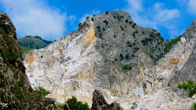 Carrara: mramorové lomy, Michelangelův kámen a slanina zrající v mramoru