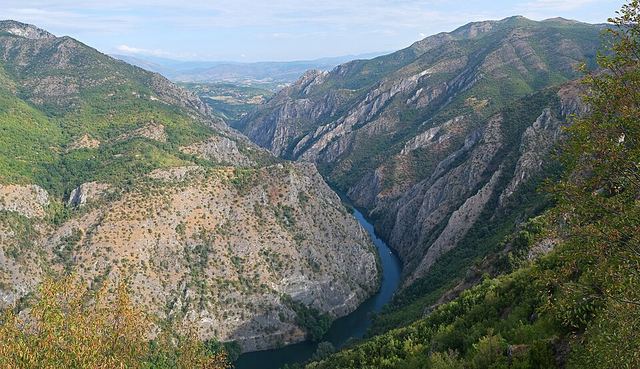 Kaňon Matka: smaragdové jezero a jeskyně Vrelo u Skopje