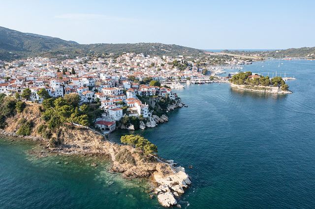 Skiathos: ostrov se 60 plážemi, letadla nad hlavou a kde nechat auto