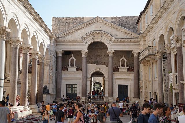 Split autem: palác, ve kterém se bydlí, a kam s vozem