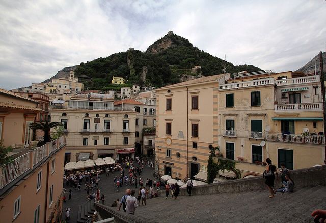 Amalfi: dávná námořní republika, katedrála se schody a vůně ručního papíru