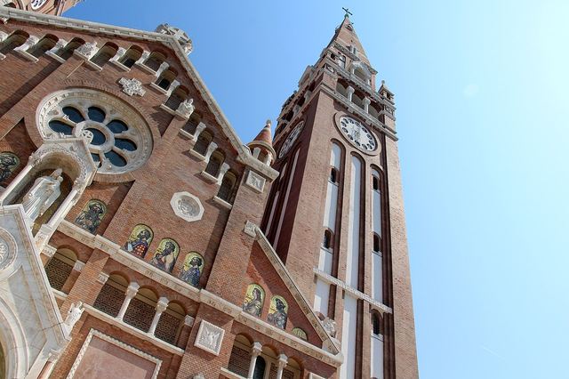 Szeged autem: město slunce, Votivní chrám a kde nechat vůz