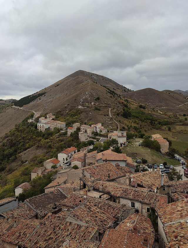 Santo Stefano di Sessanio: medicejský kamenný borgo a čočka pod Gran Sassem
