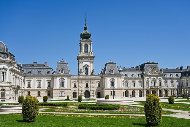 Keszthely autem: barokní zámek Festetics, pláž na Balatonu a kde nechat vůz