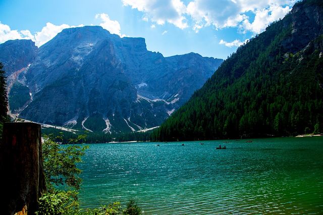 Lago di Braies: jak se k smaragdovému jezeru dostat autem (a kdy radši ne)