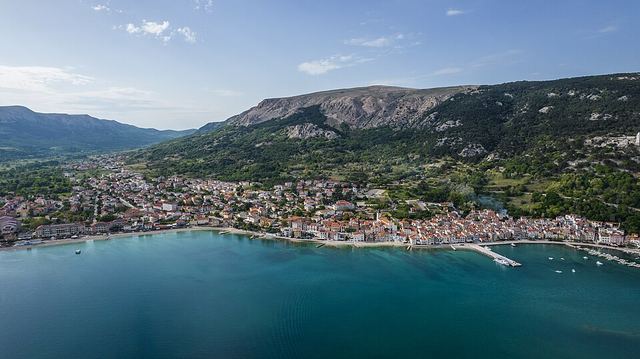 Baška na Krku: dvoukilometrová pláž pod holými horami