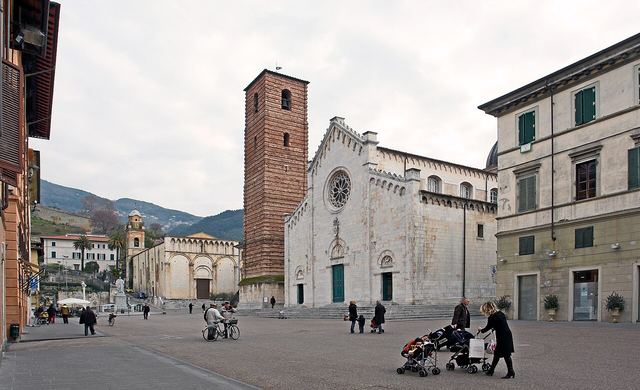 Pietrasanta: malé Atény sochařů, Boterovy fresky a dílny na bronz