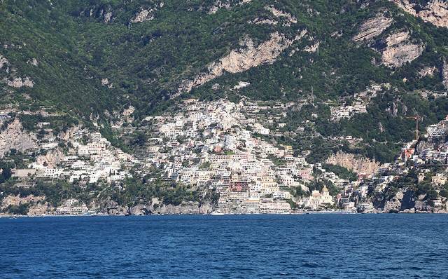 Positano: svislé městečko nad mořem, schody místo ulic a kde nechat auto