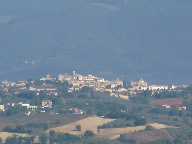 Montefalco: zábradlí Umbrie, víno Sagrantino a fresky, kvůli kterým stojí zajet