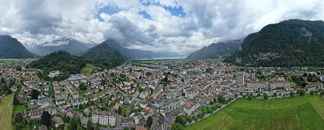 Interlaken autem: brána k Jungfrau, dvě jezera a kde nechat dodávku