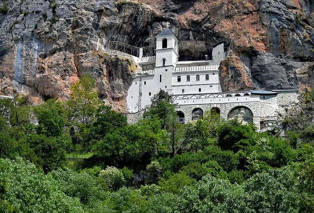 Ostrog: klášter vlepený do skalní stěny, kam míří poutníci z celého Balkánu