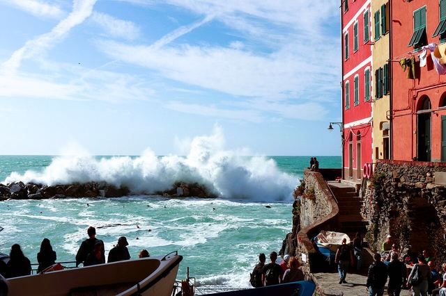 Riomaggiore: nejjižnější vesnice Cinque Terre, přístav s loděmi a hrad