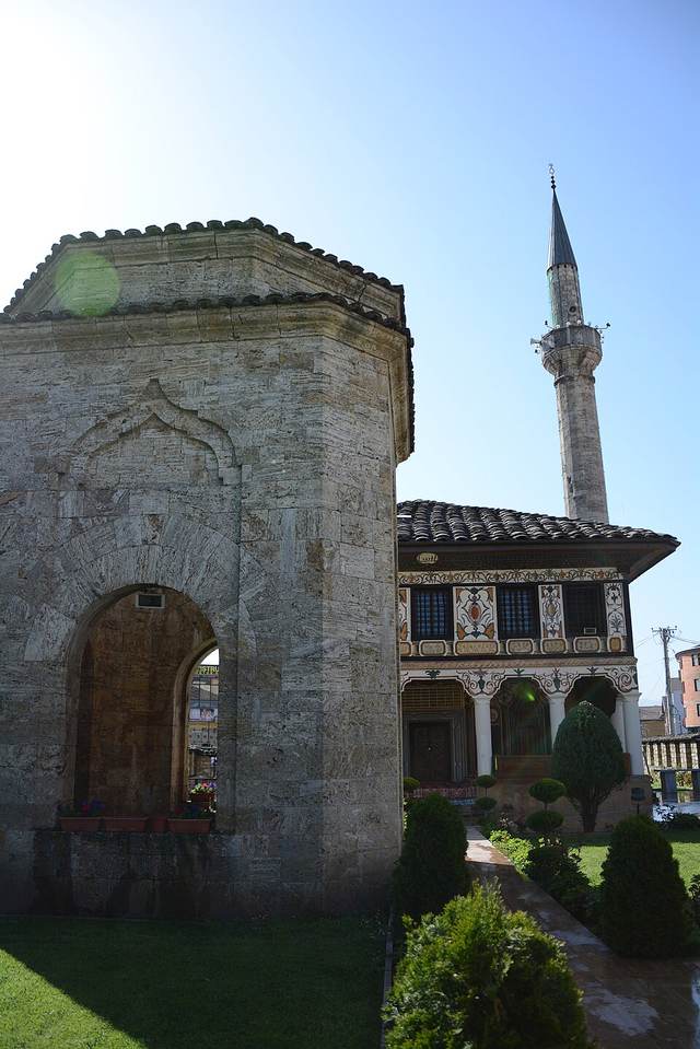 Tetovo: Pestrá mešita s tisíci malovaných obrazů pod Šar planinou