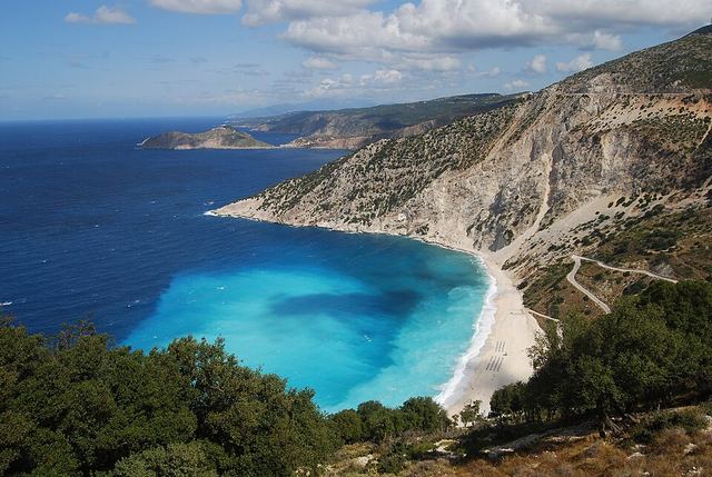 Kefalonie autem: pláž Myrtos, jeskyně Melissani a vesnička Assos