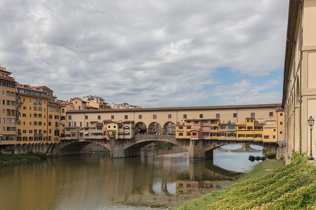 Ponte Vecchio ve Florencii: zlatníci, tajná chodba a proč ho ušetřili