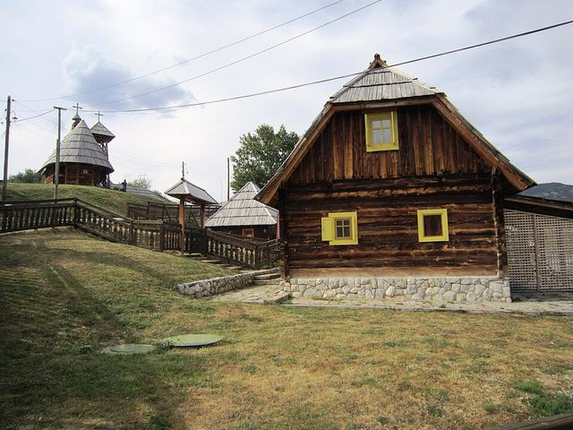 Drvengrad: dřevěné město Emira Kusturici u Mokré Gory