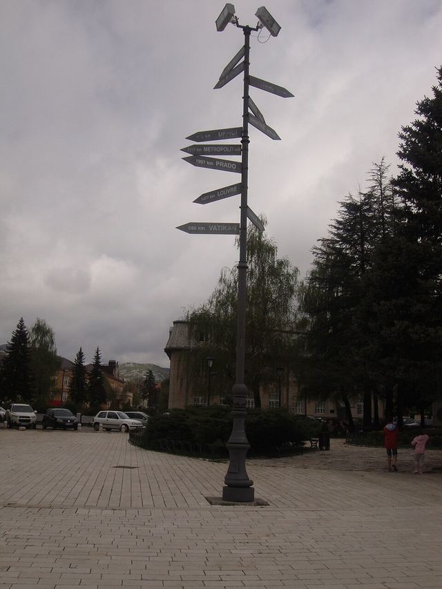 Cetinje: staré královské hlavní město Černé Hory, klášter s rukou světce a serpentiny z Kotoru