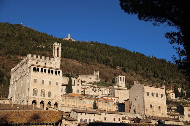 Gubbio: středověké město v Umbrii, Palazzo dei Consoli a nejbláznivější závod v Itálii