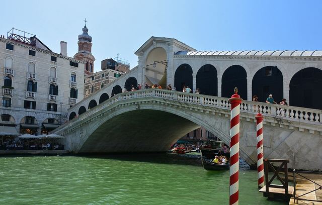 Most Rialto v Benátkách: jak ho projít bez davů a kde stát na tu fotku