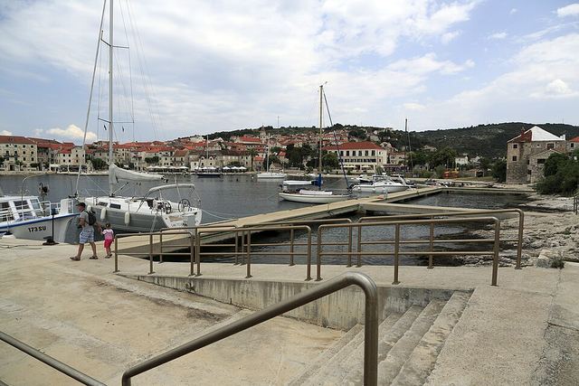 Postira na Brači: rybářské městečko, sardinková továrna a pláž Lovrečina