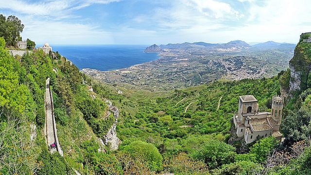 Erice: středověké město v oblacích nad Trapani, hrad Venuše a mandlové cukroví