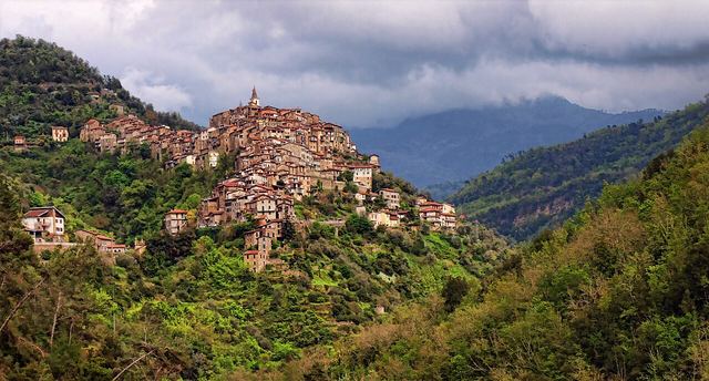 Apricale: kamenný borgo nad údolím, freskovaná piazza a olivové terasy