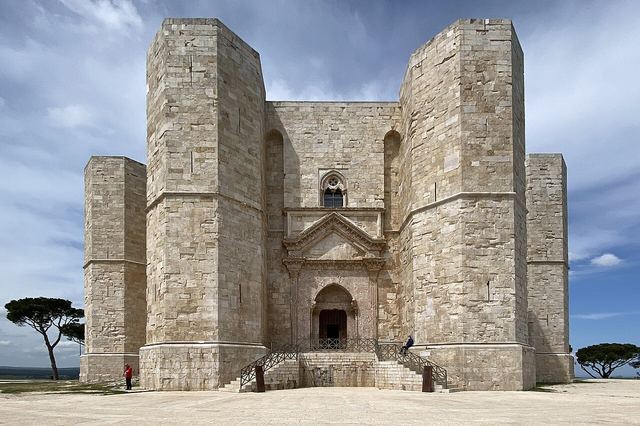 Castel del Monte: záhadný osmiúhelný hrad Fridricha II. v Apulii