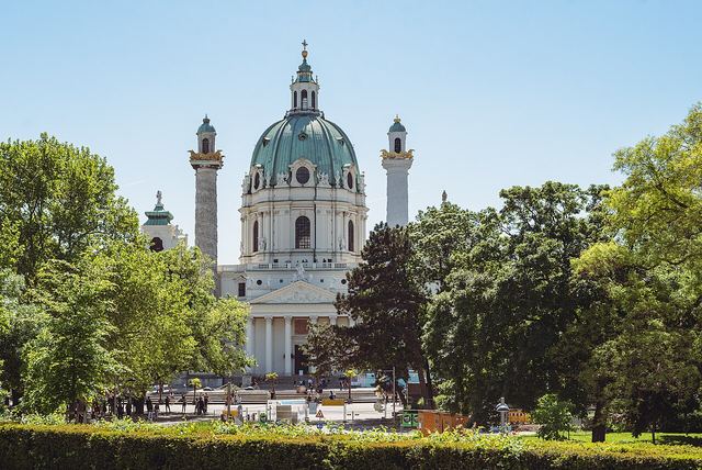 Karlskirche ve Vídni: barokní skvost s výtahem do kupole a kde nechat auto