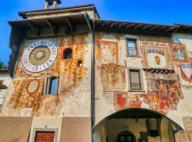 Clusone: astronomické hodiny Fanzago a Danza Macabra na jednom náměstí